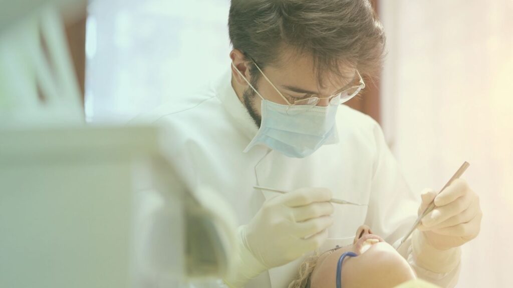 اسباب اصفرار الاسنان و أهم طرق علاج اصفرار الاسنان
